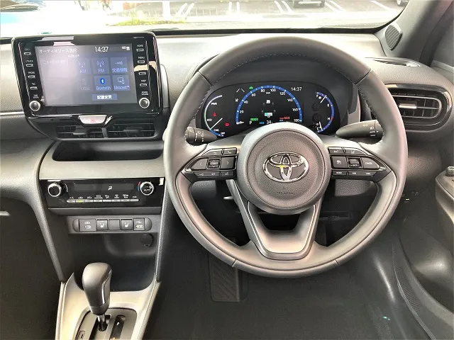 ヤリスクロス 改良前(2022年撮影)の運転席まわりと8インチディスプレイオーディオ