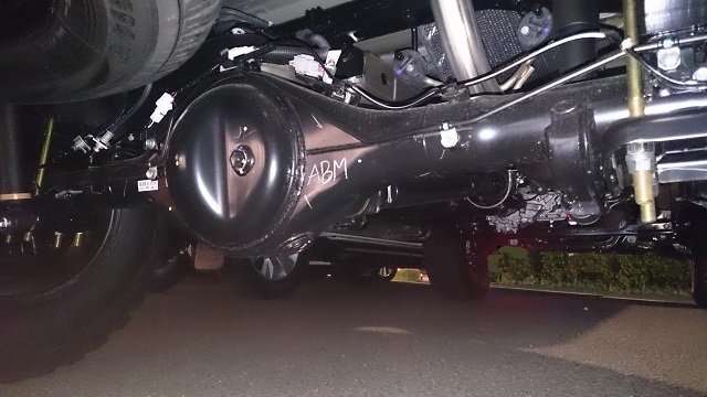 夜間に車両下部のリアアクスルをアップで撮影した写真