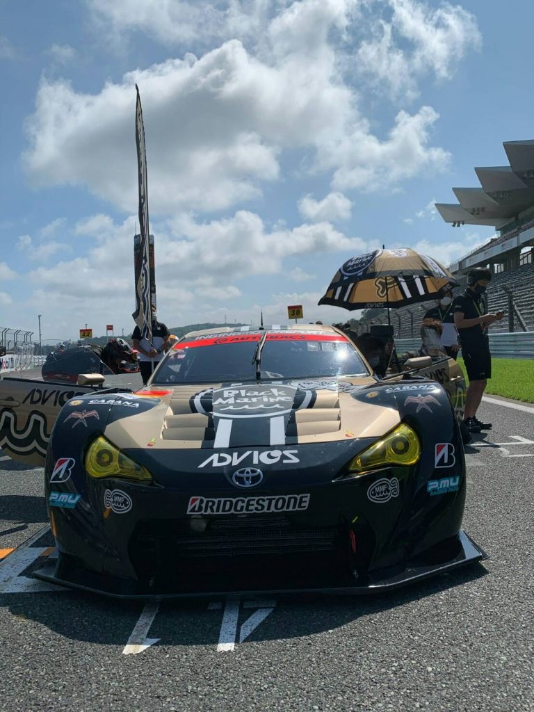 ADVICSロゴが入ったレースカーを正面から撮影した写真