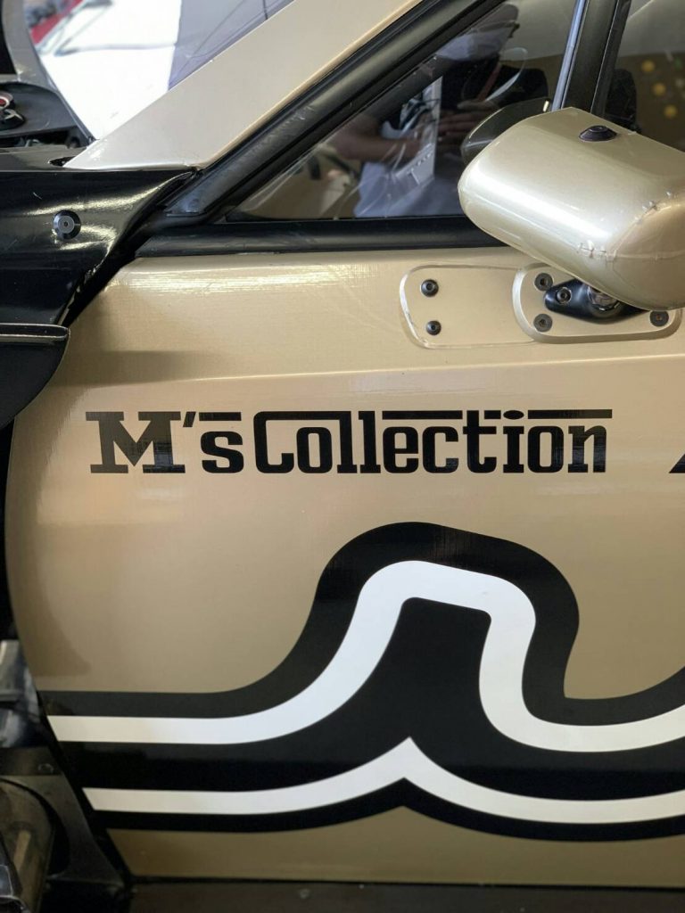 M'sコレクションのロゴが入ったドア部分をアップで撮影した写真