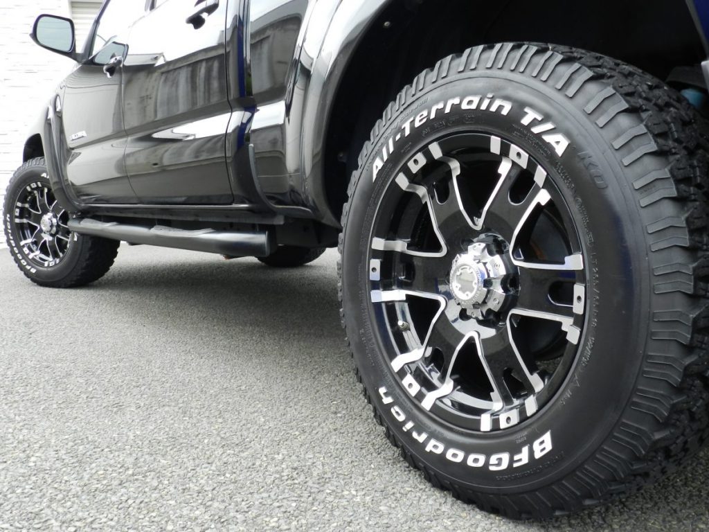 タコマのブラックアルミホイールとBFGoodrichタイヤを接写した写真