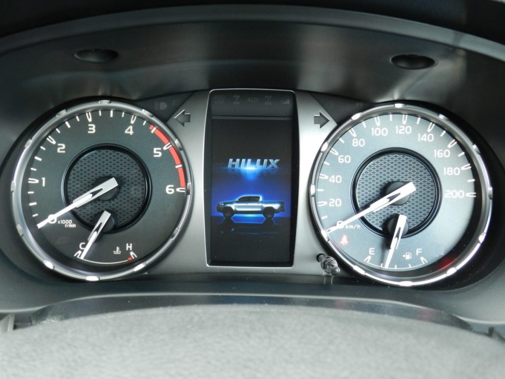HILUXロゴが表示されたメーターパネルを接写した写真