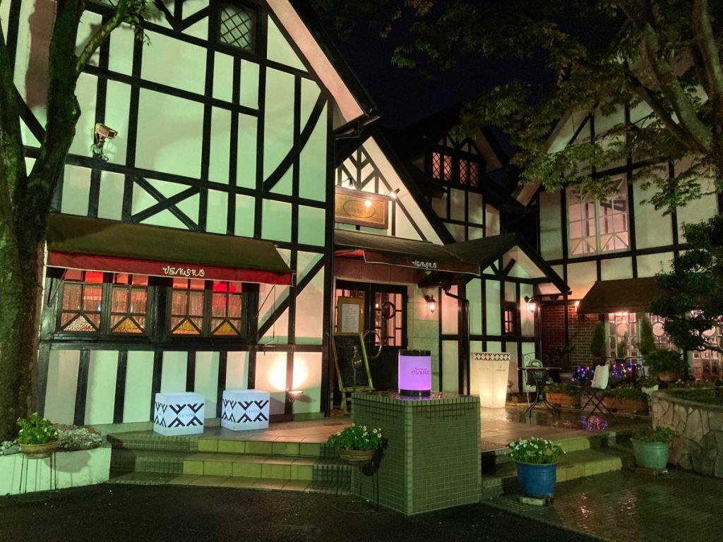 夜のライトアップされた洋館風レストランの外観写真