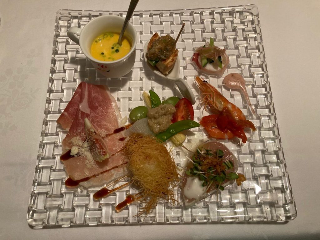 前菜盛り合わせが並んだガラスの角皿料理写真