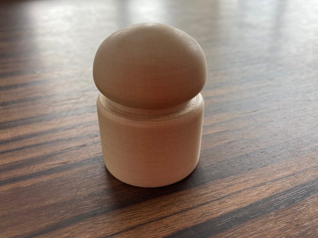きのこ型をした木製の塩振り容器を撮影した写真