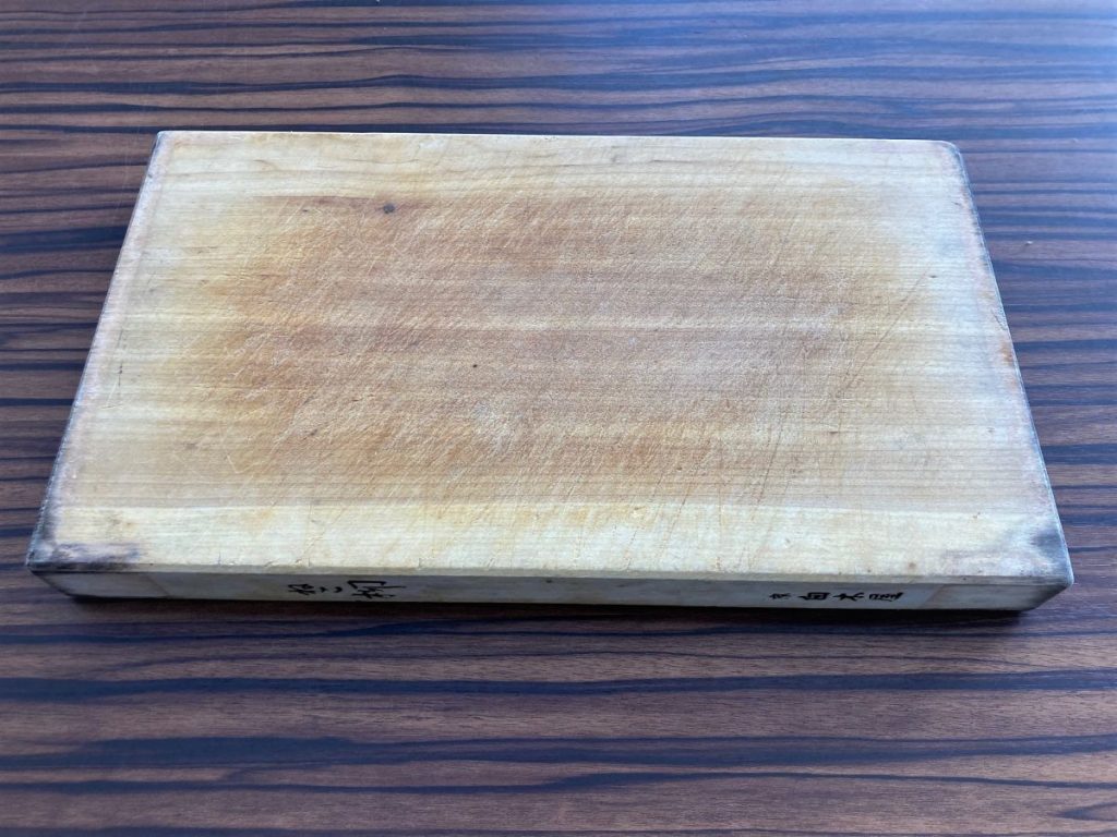 使用感で茶色く変色したメンテナンス前のまな板