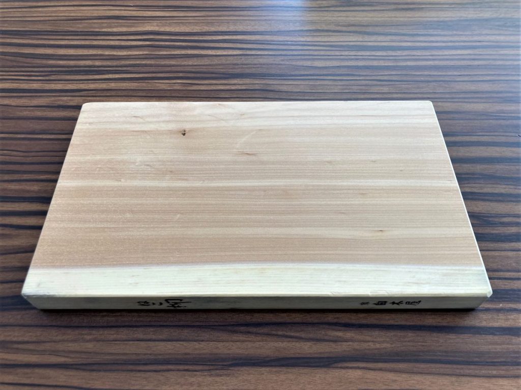 メンテナンス後に白く仕上がったまな板の表面写真