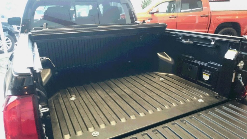 タコマの荷台とトノカバー内部を撮影した写真