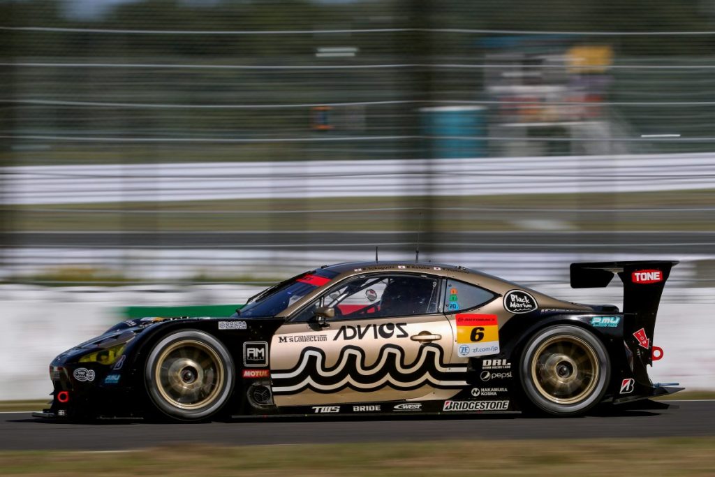 6号車のレーシングカーがサーキットを走行する写真