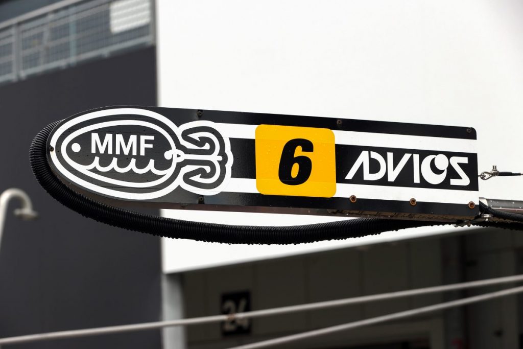 レースカーのピットボードに書かれた6号車ADVICSの文字を接写した写真