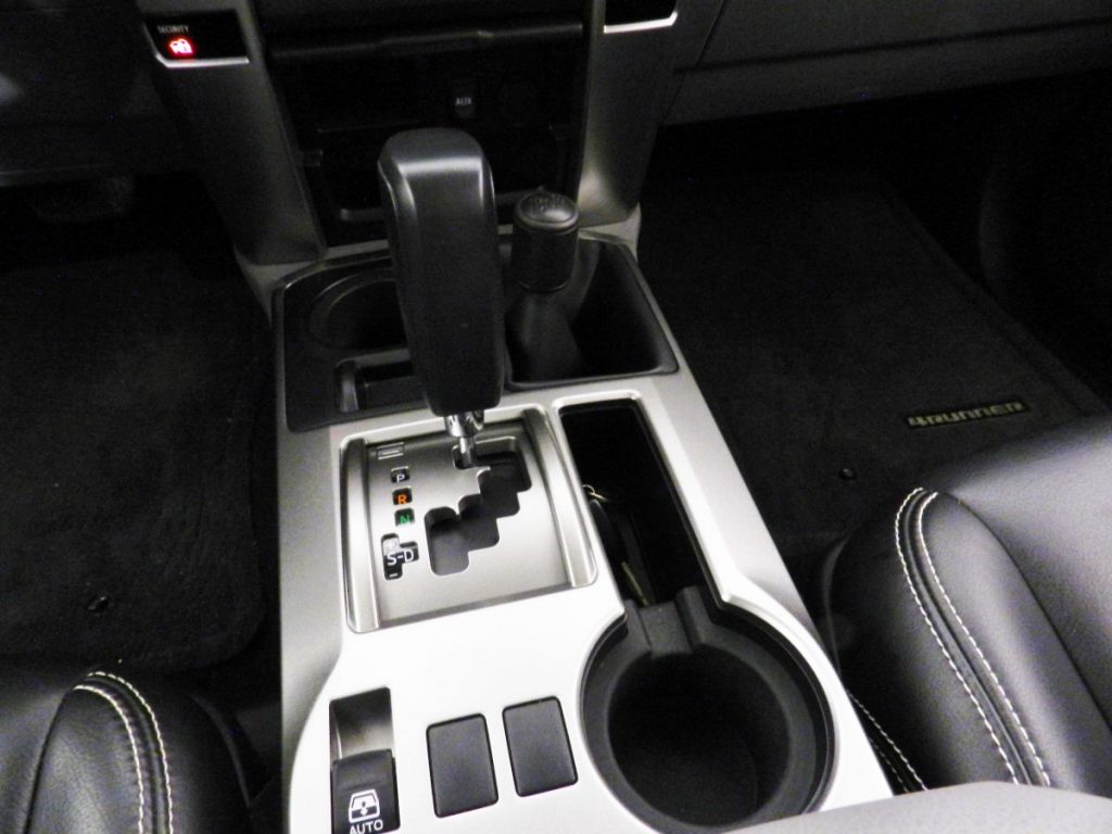 4Runnerのシフトレバーとカップホルダー、AUTO4WDスイッチを撮影した写真