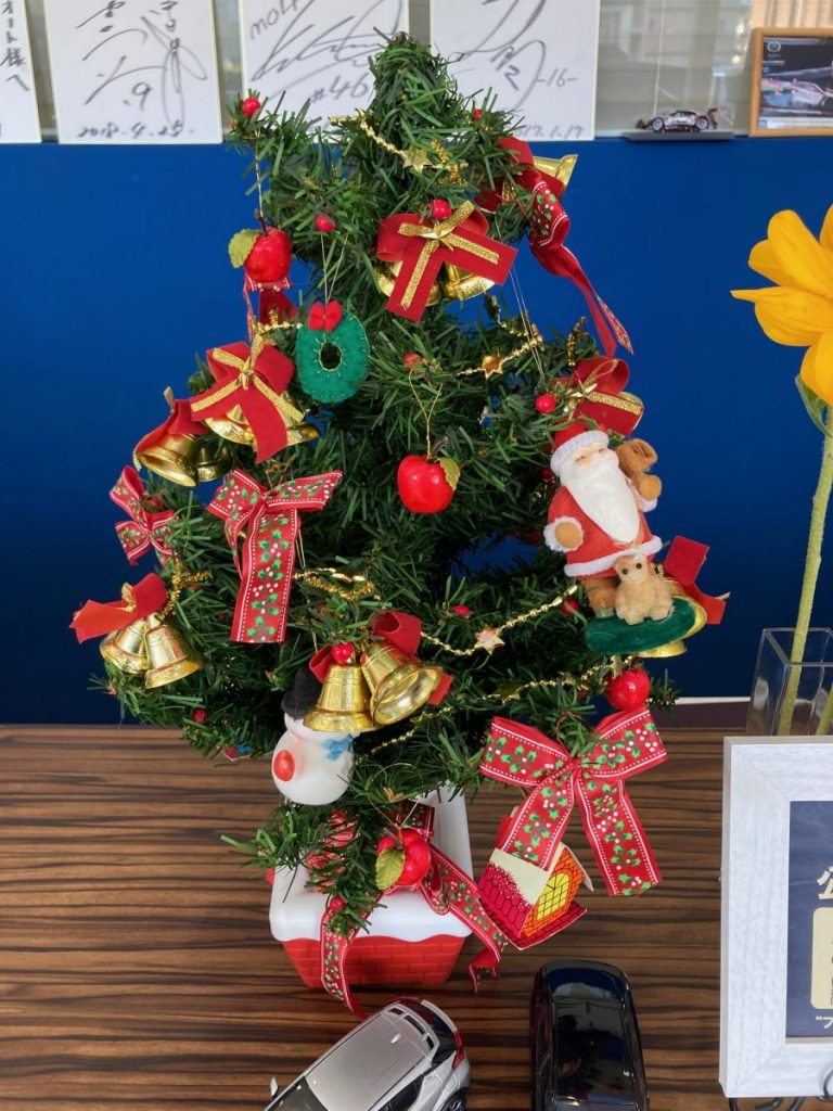 サンタとくまのぬいぐるみで装飾されたミニクリスマスツリー