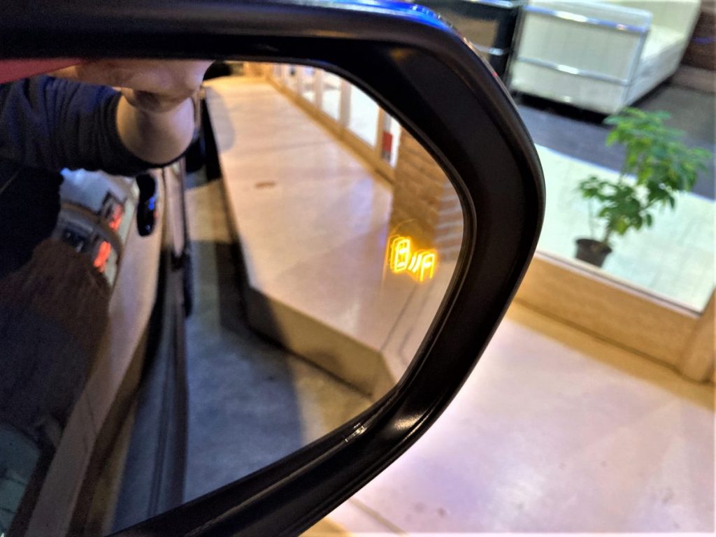 黒いヤリスクロスを斜め前方から撮影した外観写真