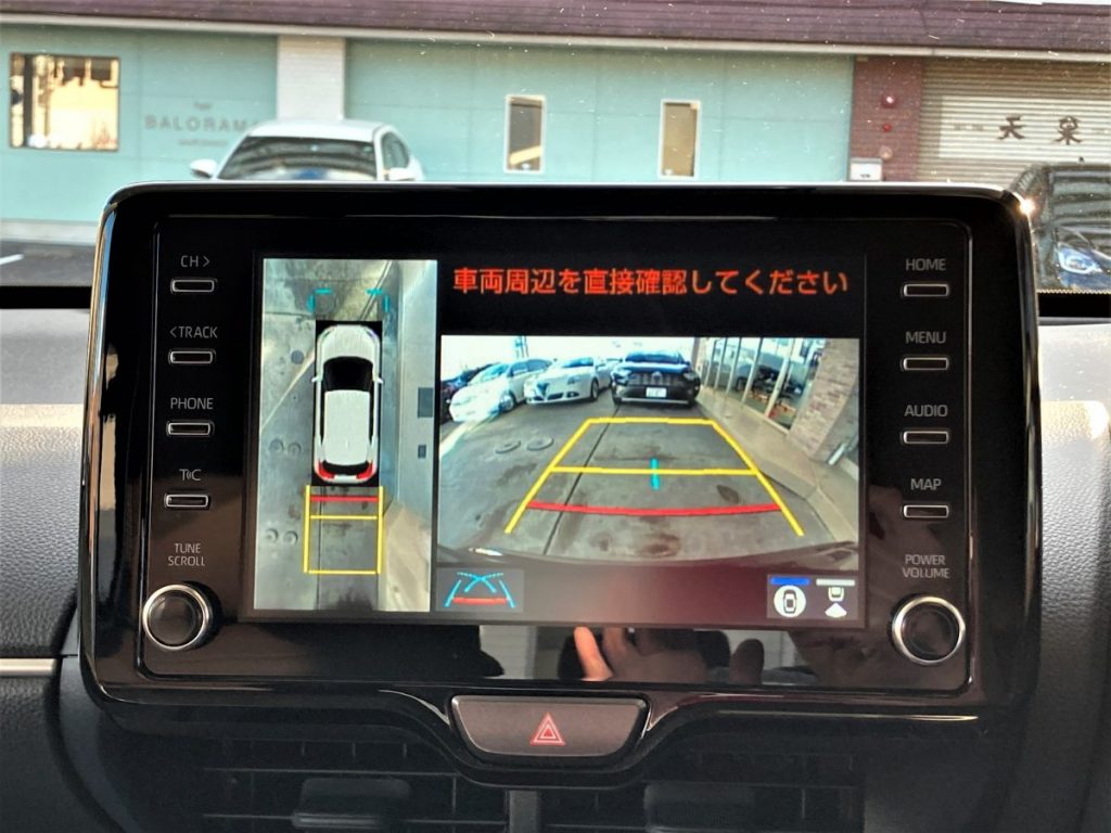 ヤリスクロスのパノラミックビューモニター画面を撮影した室内写真