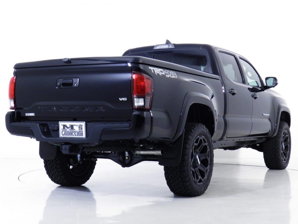 マットブラックのタコマTRD4x4スポーツを斜め後方から撮影した写真