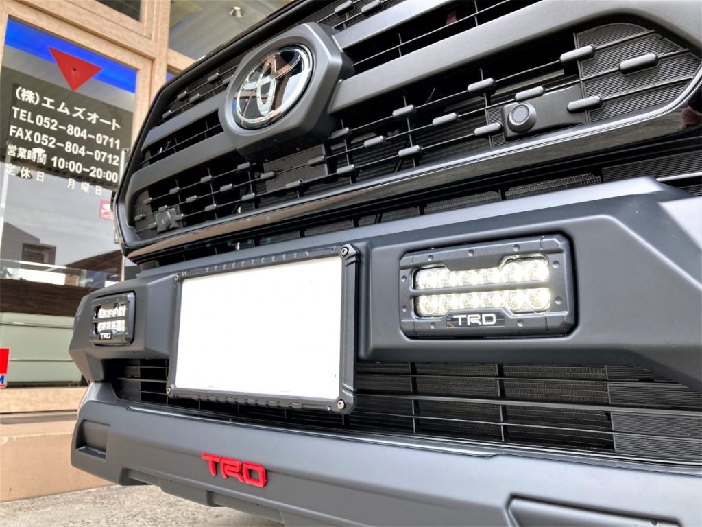 TRDロゴ入りLEDフォグランプ部分アップ