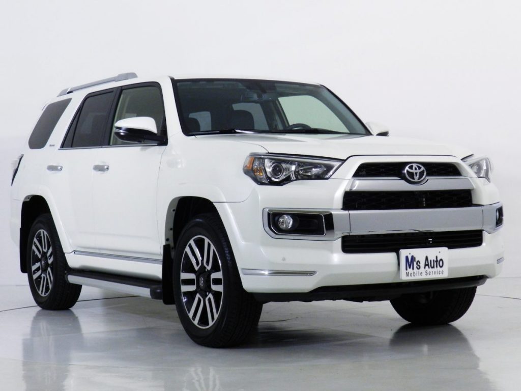 ホワイトの4RUNNER フロント斜め外観 別カット