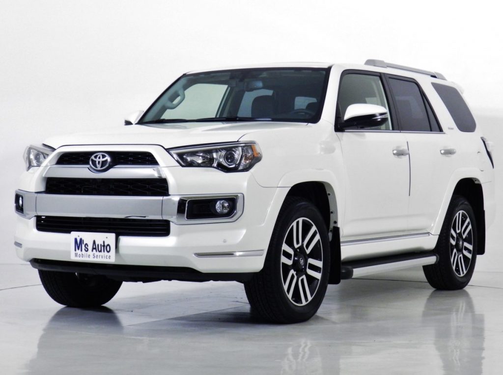 ホワイトの4RUNNER フロント斜め外観