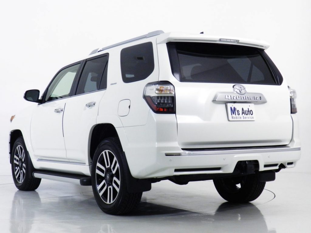 ホワイトの4RUNNER リア斜め外観
