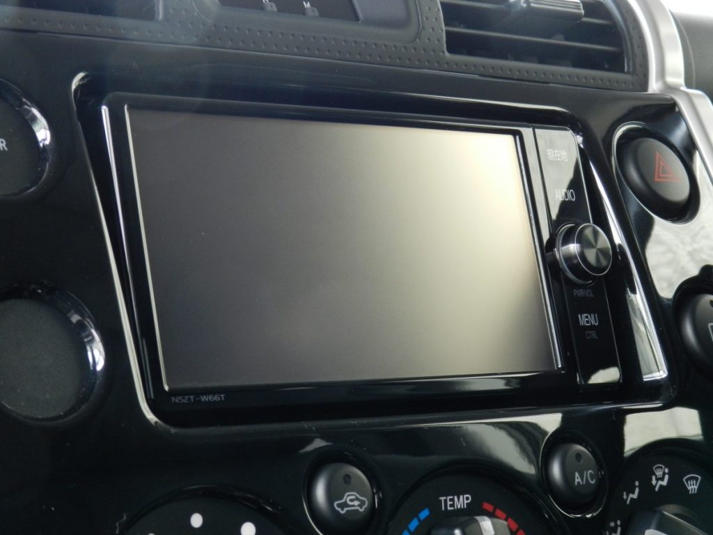 FJクルーザーのナビゲーション画面を撮影した室内写真