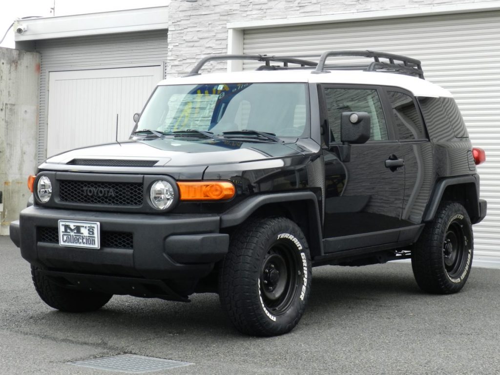 ブラック×ホワイトツートンのFJクルーザー フロント斜め外観