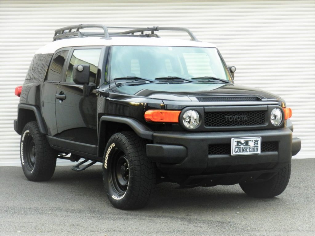 ブラック×ホワイトツートンのFJクルーザー フロント斜め外観 別カット