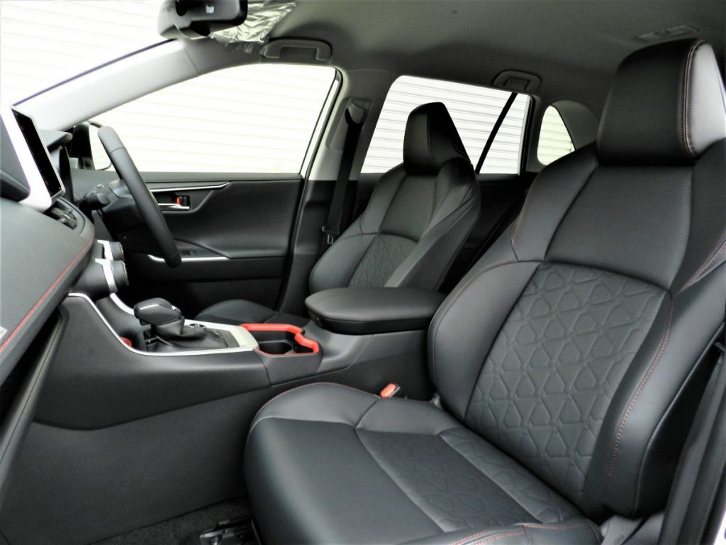 RAV4アドベンチャー運転席・助手席のレッドステッチシート