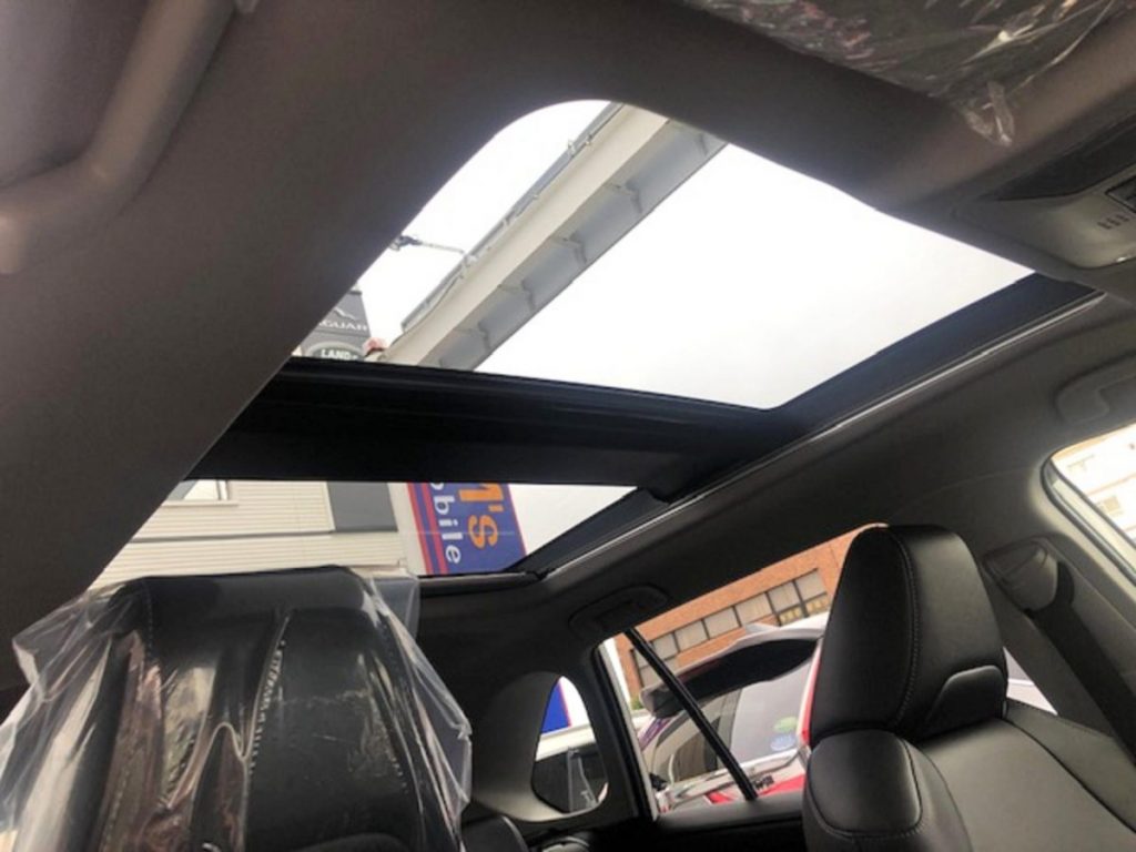 RAV4ハイブリッド車内から見上げたパノラマルーフ