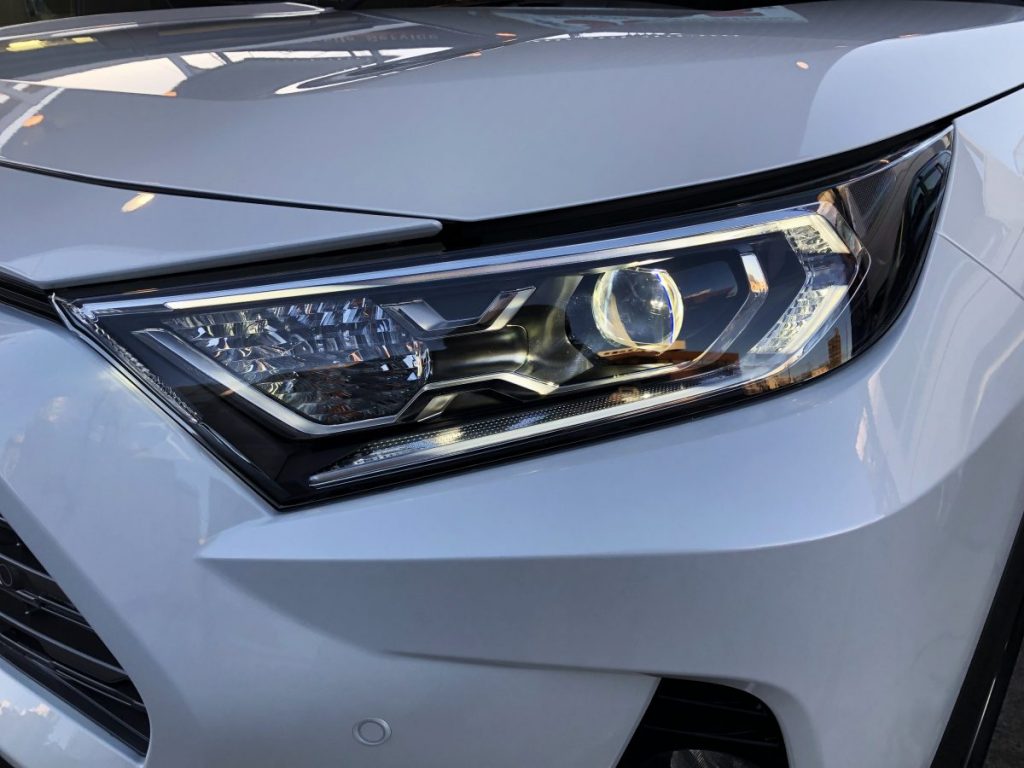 RAV4ハイブリッドのLEDヘッドライト部分アップ