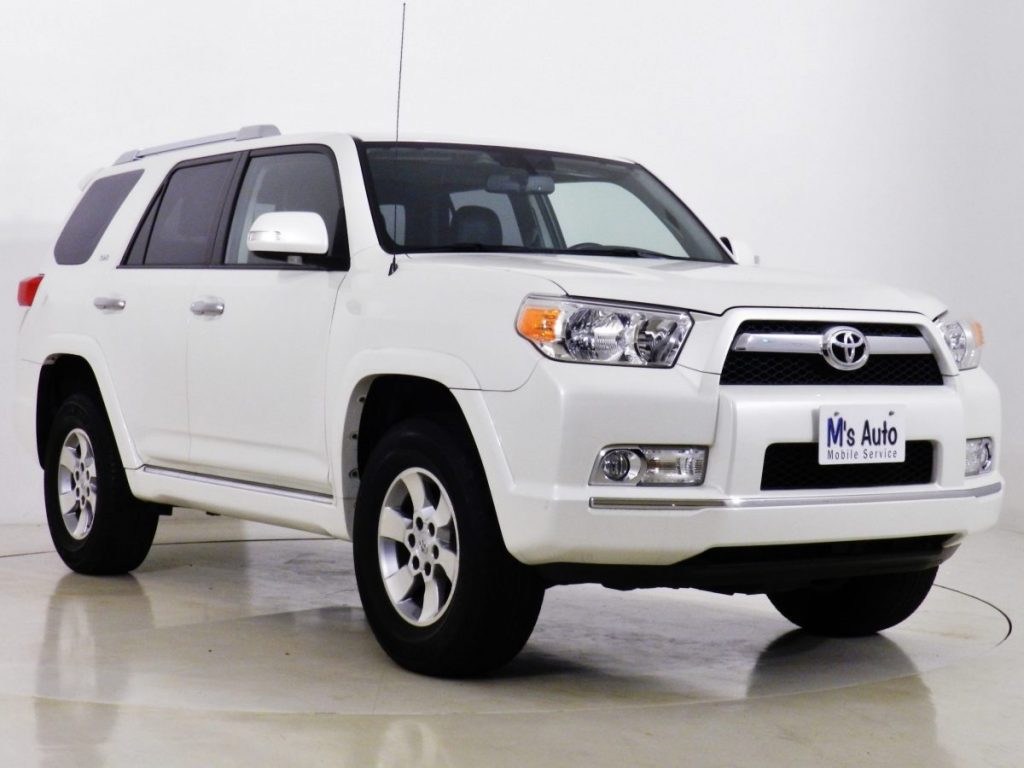 ホワイトの4RUNNER フロント斜め外観 別カット