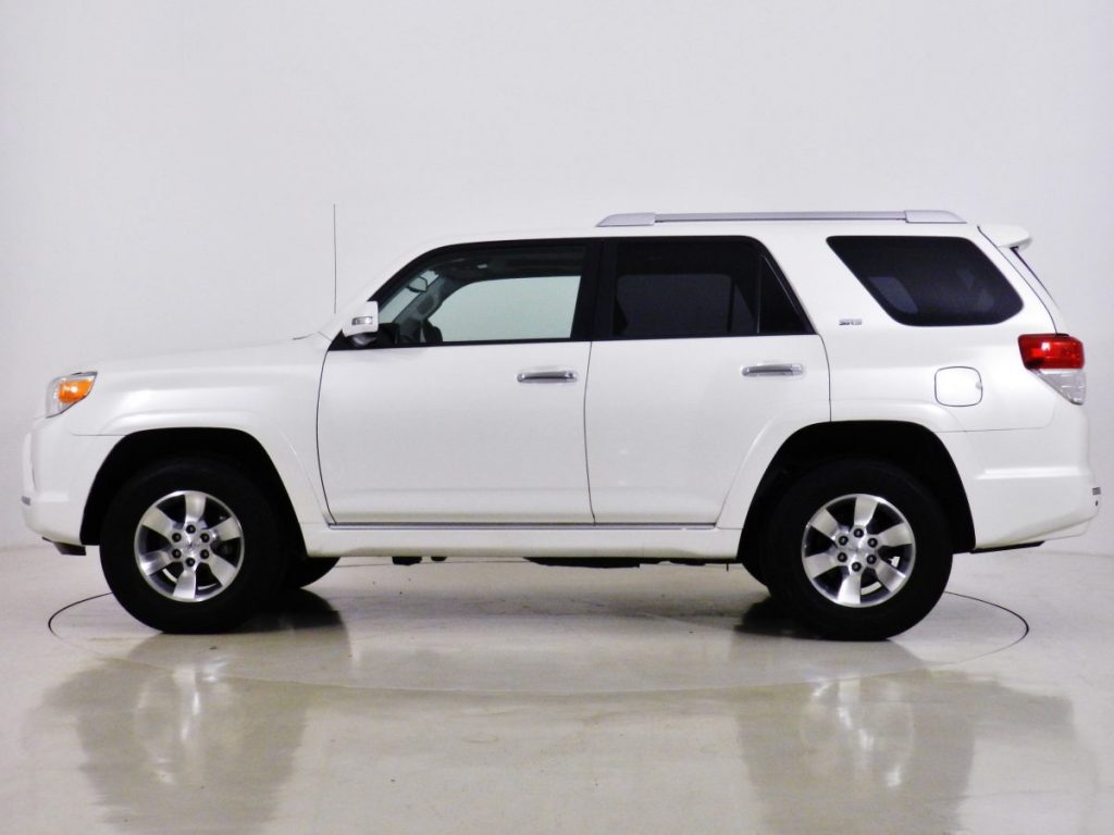 ホワイトの4RUNNER サイドビュー全体