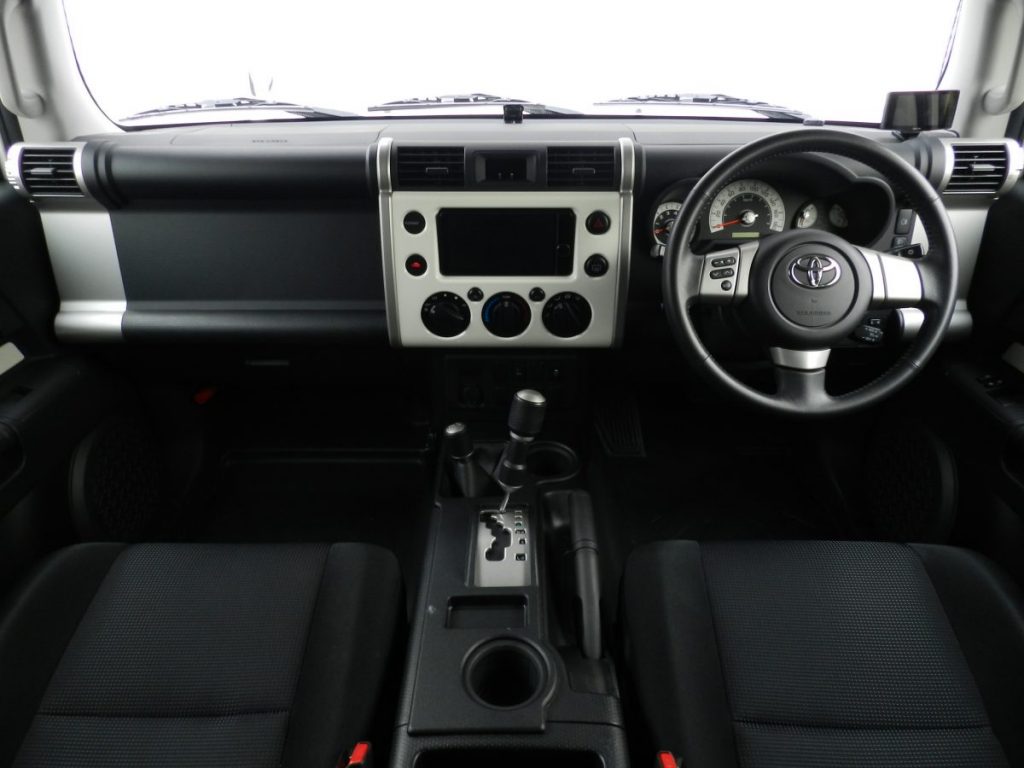 FJクルーザー運転席から見たダッシュボードとメーター