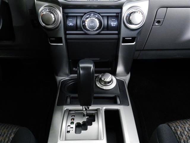 4RUNNER運転席周りのエアコン操作パネルとシフトノブ