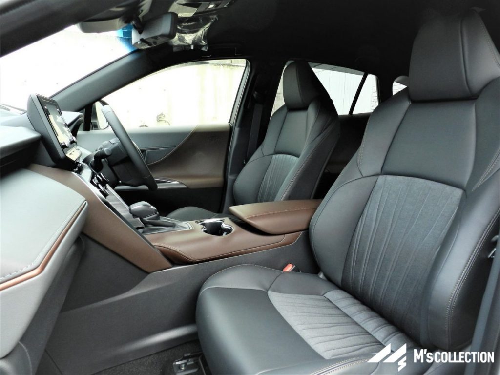新型ハリアー 運転席・助手席のブラック＆ブラウン内装