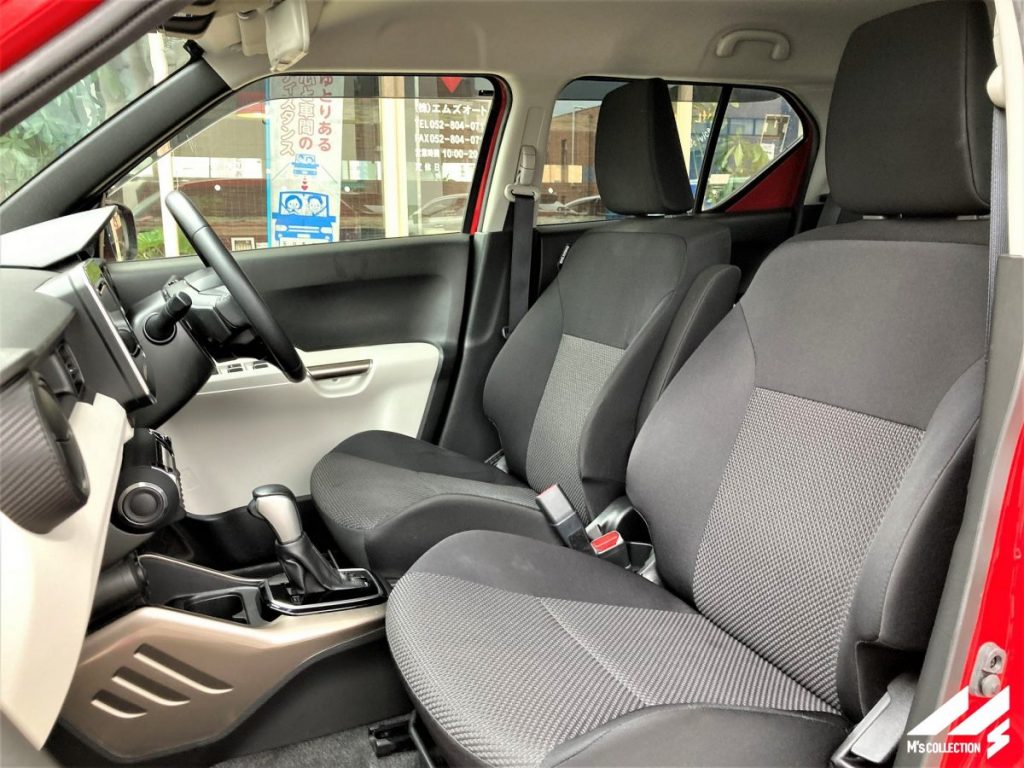 イグニス 車内の前席シートとステアリング