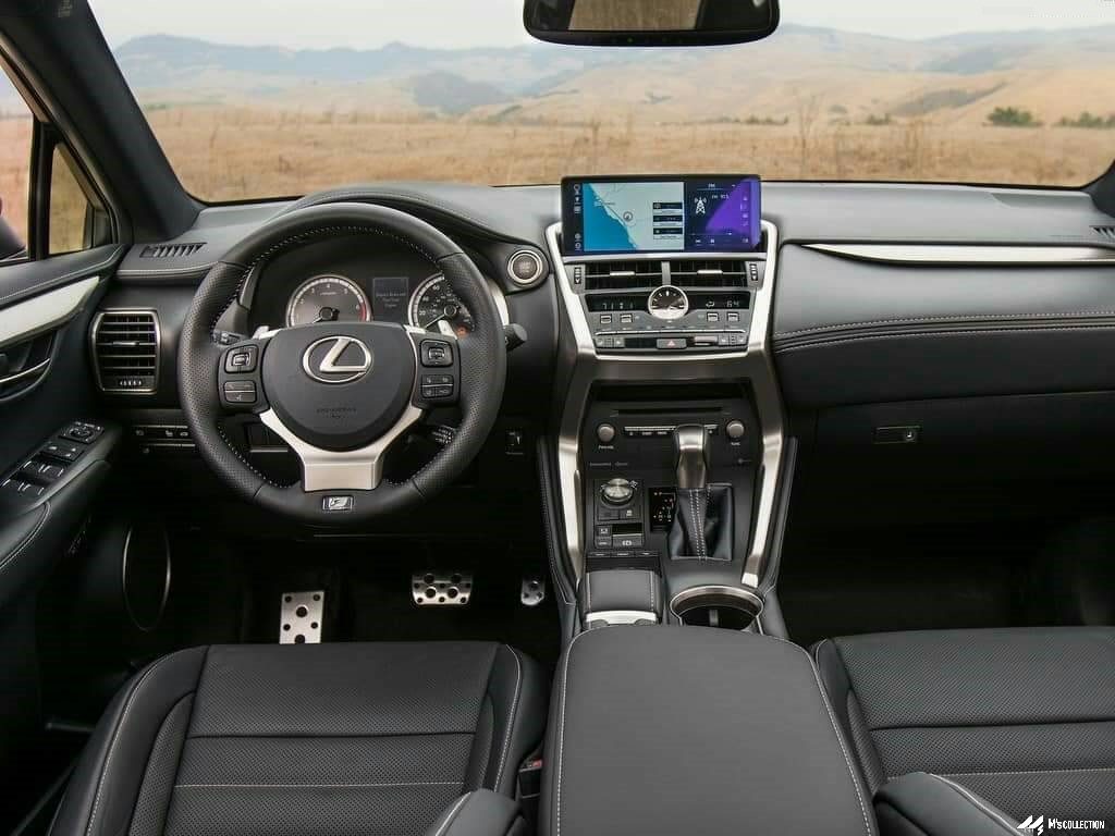 新型レクサスNX 車内のダッシュボードとナビゲーション画面