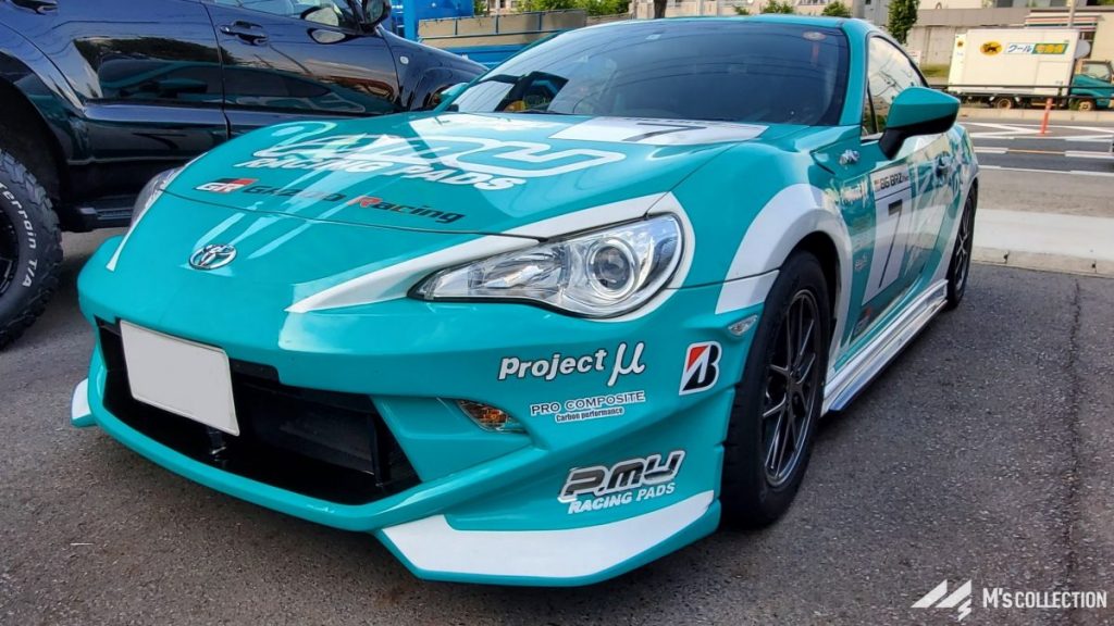 ターコイズカラーのGR86レースカー フロント斜め前からの外観