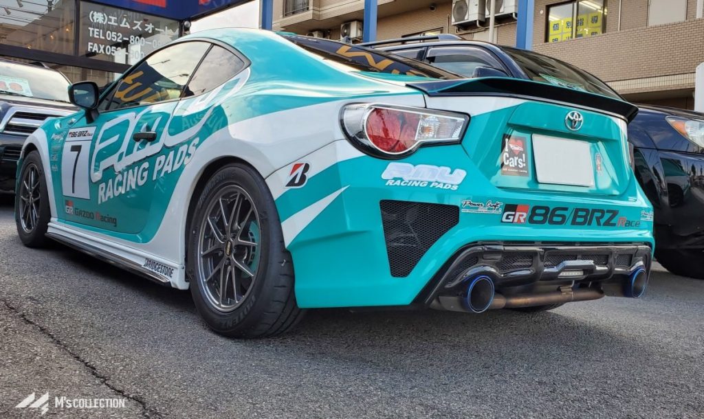 ターコイズカラーのGR86/BRZレースカー リア斜め後ろからの外観