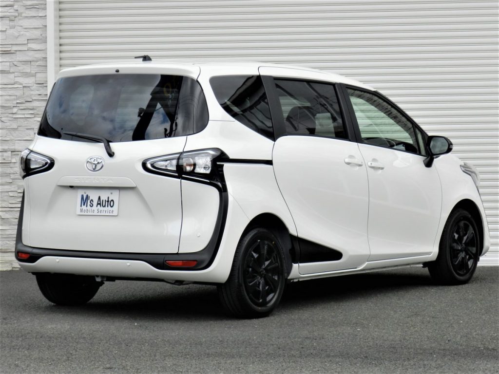 白いシエンタ特別仕様車 リア斜め後方アングル