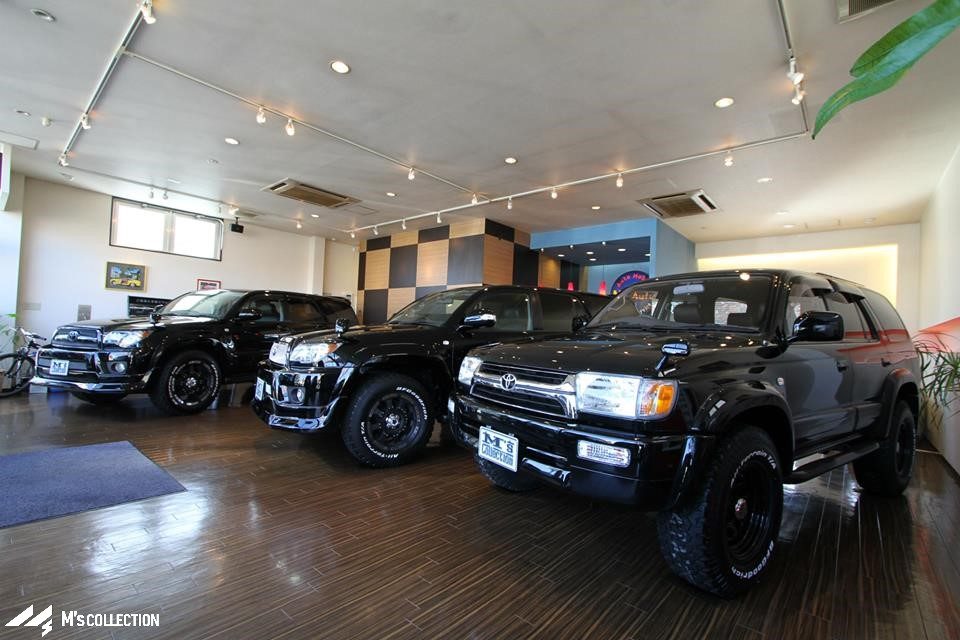 店内に並ぶ黒いカスタムハイラックスサーフ3台