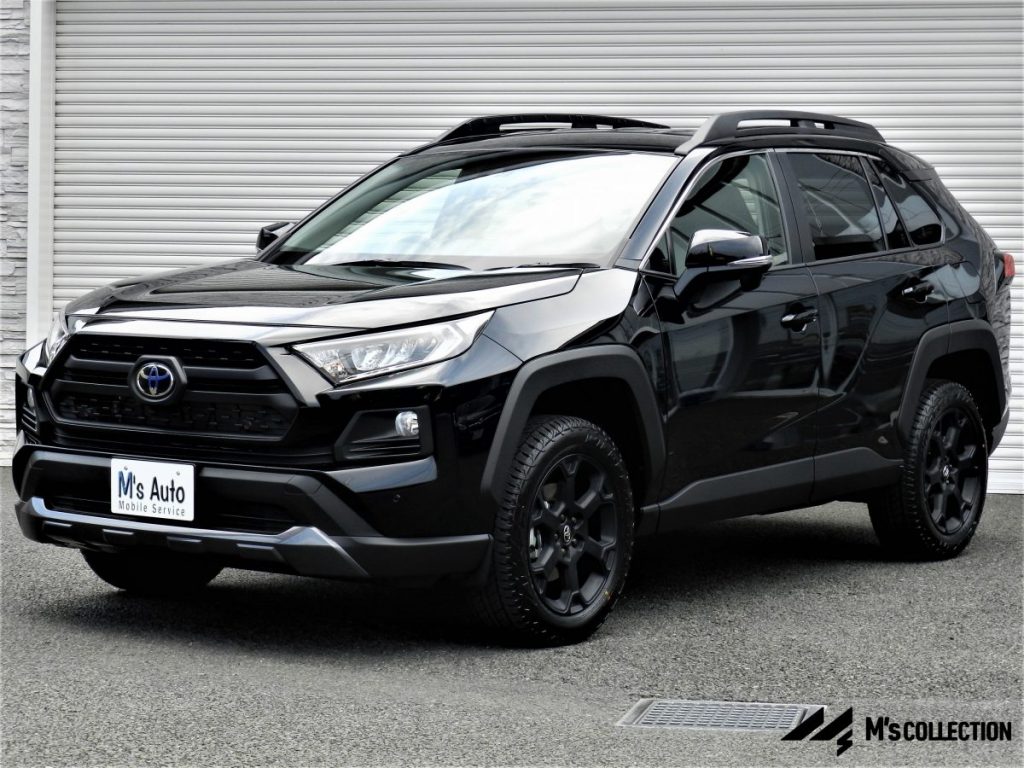 トヨタRAV4 アドベンチャーオフロードパッケージ アティチュードブラックマイカ 入庫時のフロントサイド外観