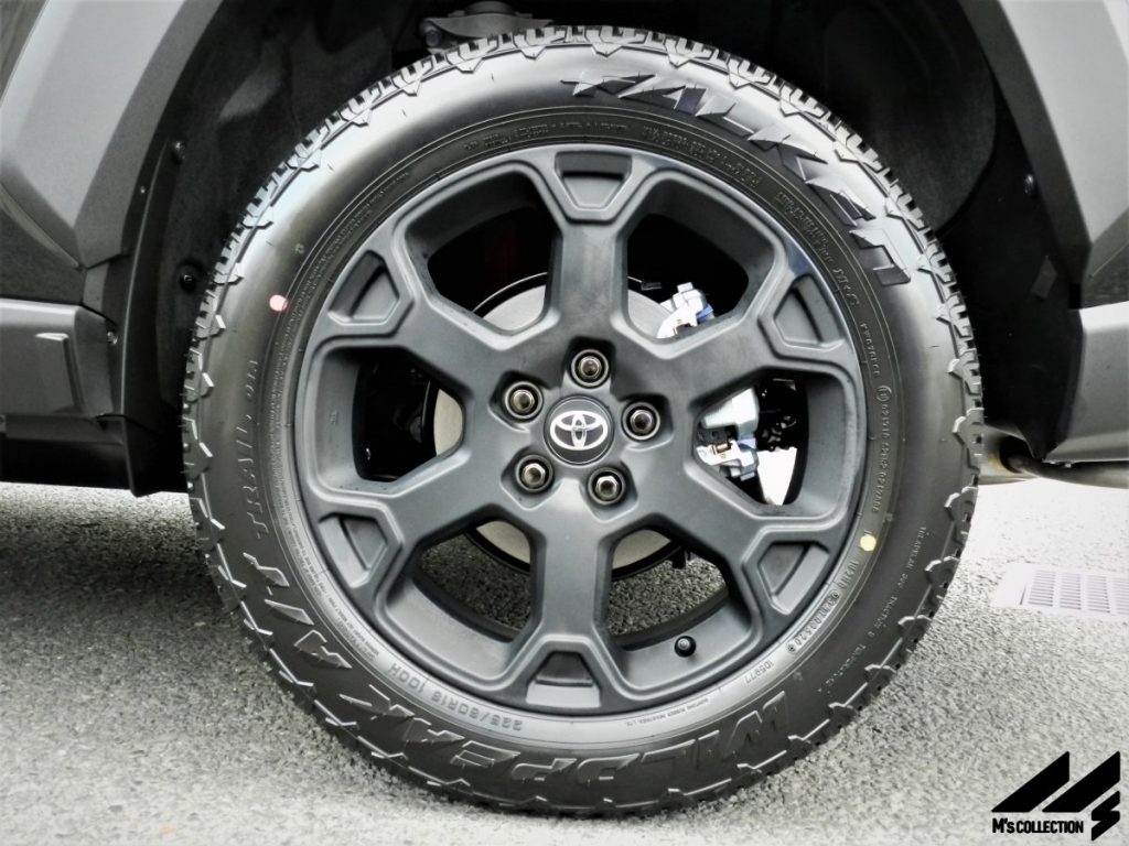 トヨタRAV4 18インチオールテレインタイヤとブラックホイールのクローズアップ