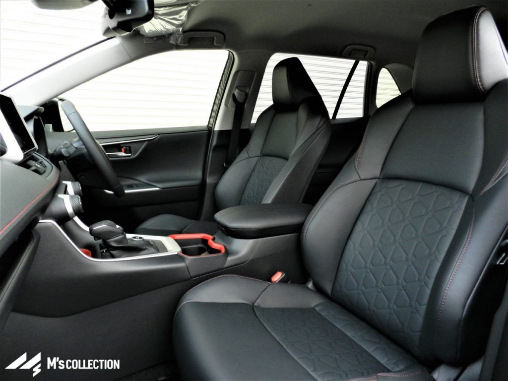 トヨタRAV4 ブラック×レッドの運転席とセンターコンソール内装