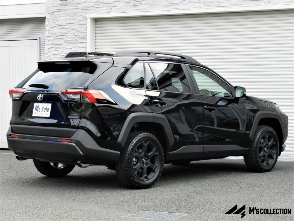 トヨタRAV4 アティチュードブラックマイカ リアサイドから見た斜め後方外観