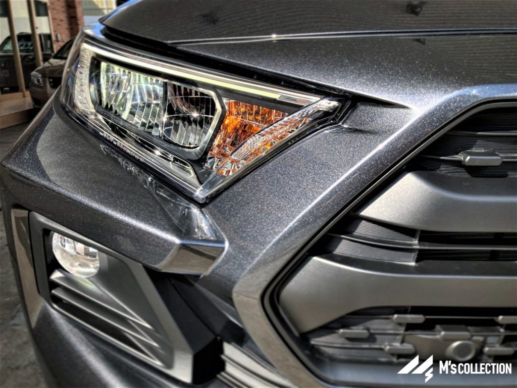 RAV4アドベンチャー フロントヘッドライト部分のクローズアップ