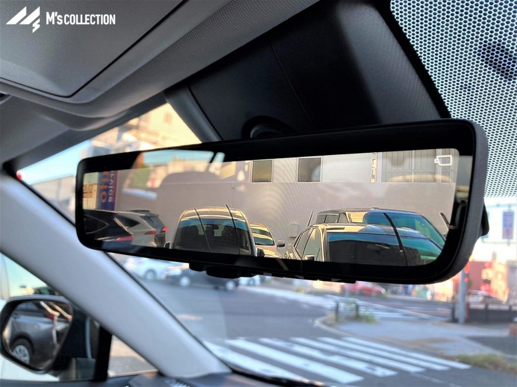 後続車が鮮明に写るデジタルインナーミラーの画面