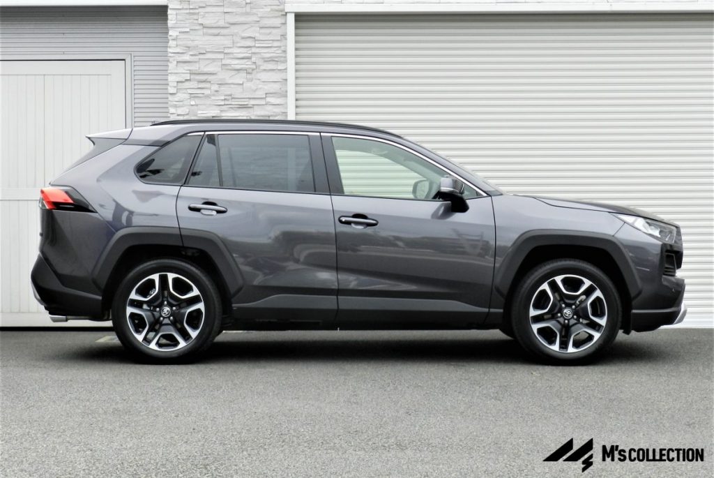 RAV4 Adventure グレーメタリック サイドビュー全体