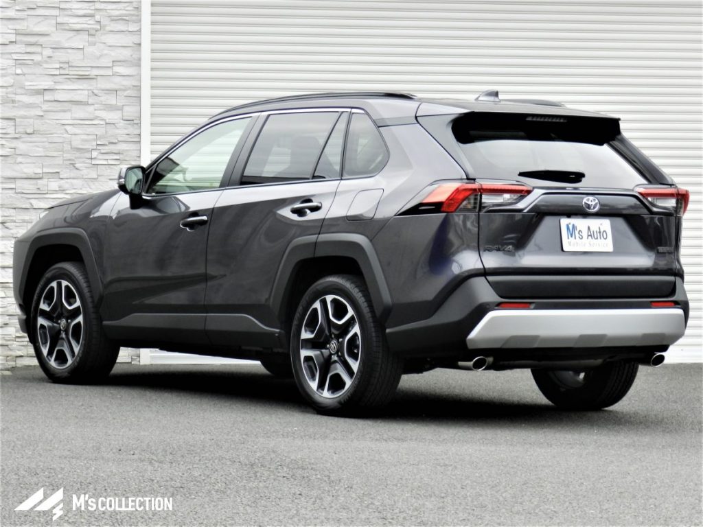 トヨタRAV4 Adventure グレーメタリック リアクォーターからの外観
