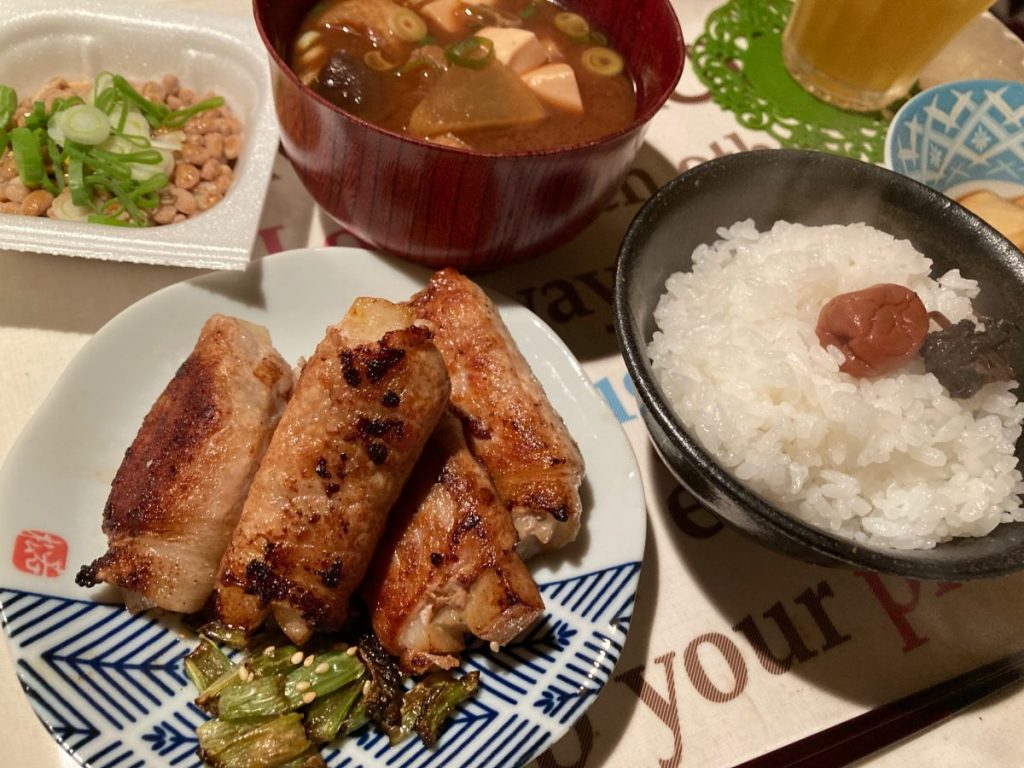 梅干し入りご飯と一緒に並べた和食の食卓