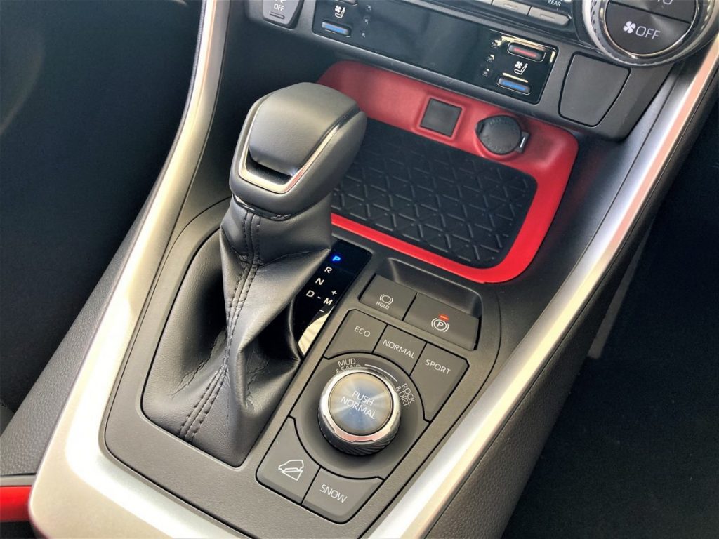 RAV4アドベンチャー レッド内装 シフトノブとドライブモード切替ダイヤル